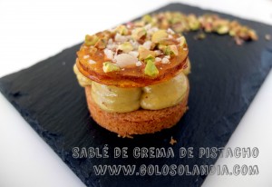 Sable de crema de pistacho con crujiente de caramelo