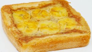 Ingredientes: Pan de molde 2 unidades. 1 huevo L. 1 cucharadita de canela en polvo. 20 ml de leche (2 cucharadas). 10 gr de azúcar (1 cucharada). 1 cucharada de mantequilla.